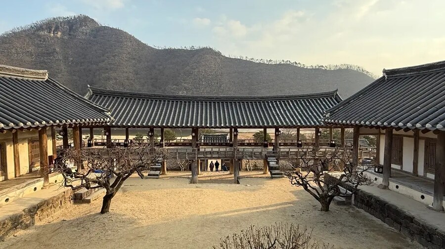 드라마 촬영을 위해 한옥문화재에 못질 하는 공영방송_3.jpg