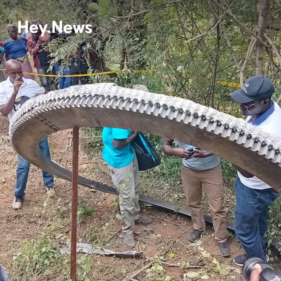 아프리카 케냐에 떨어진 우주쓰레기.JPG_1.jpg