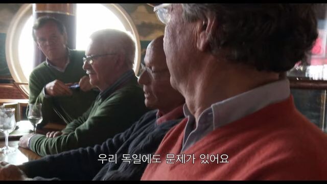 히틀러로 분장해서 독일 국민의 속마음을 듣는 다큐.jpg_3.jpg