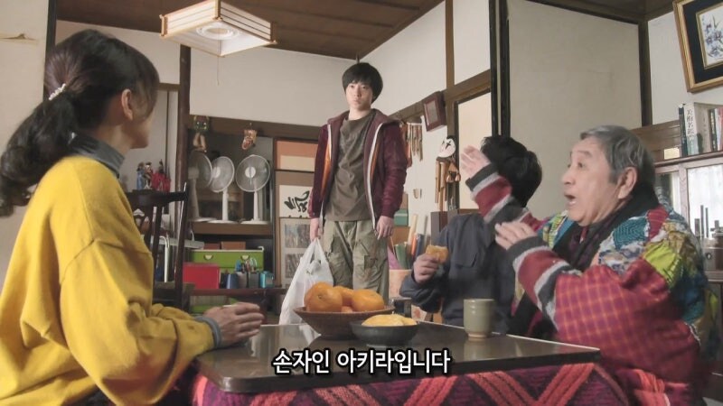 이런시간에 일도 안하고 남자들이랑 노가리 까고 있는거야 아줌마?_7.jpg