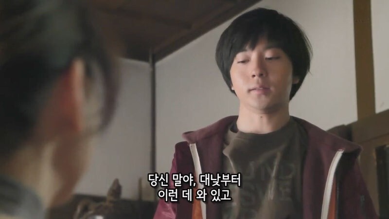 이런시간에 일도 안하고 남자들이랑 노가리 까고 있는거야 아줌마?_9.jpg