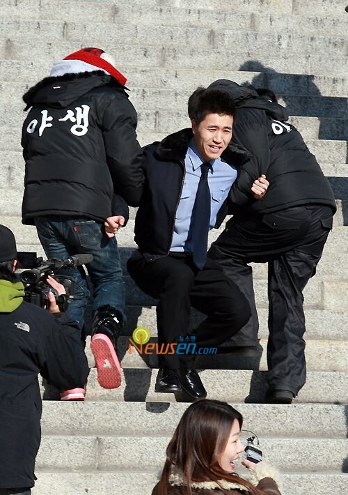 대낮 법원정문 수많은 사람앞에서 대놓고 납치하는_1.jpg