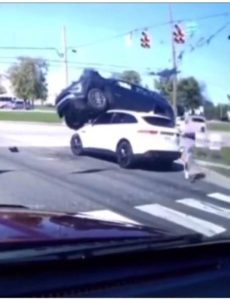 화면 밖으로 나간 캐릭터를 받아내서 다시 등장하는 짤_1.jpg