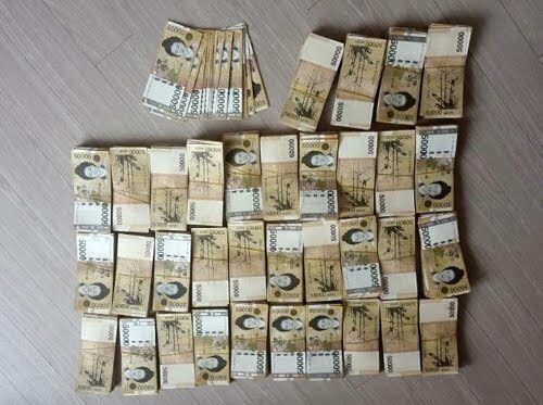 1억원 받기 vs 양아치 외모로 바뀌고 60억원 받기.jpg_1.jpg