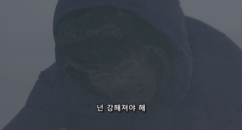 남극기지에서 도망치는 동료를 쫓는 남자들_16.jpg