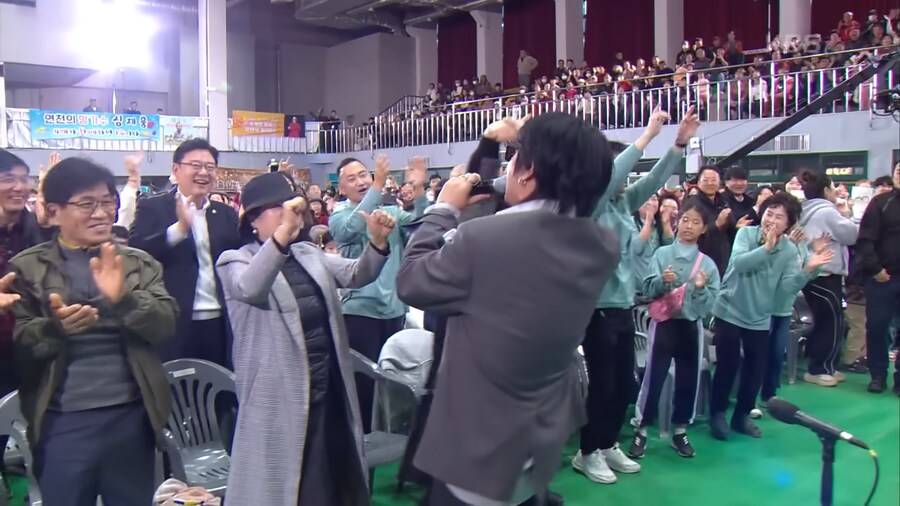 수상할 정도로 노래 실력이 출중한 전국노래자랑 출연자.jpg_9.png