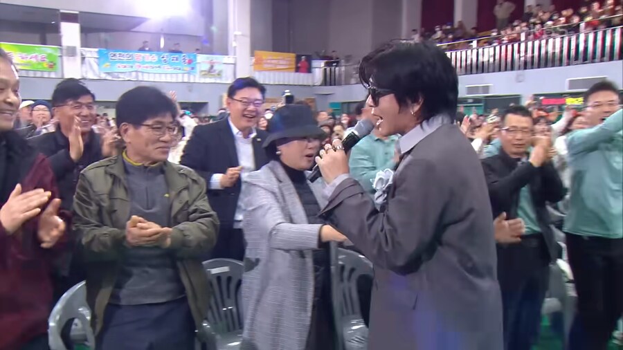 수상할 정도로 노래 실력이 출중한 전국노래자랑 출연자.jpg_10.png