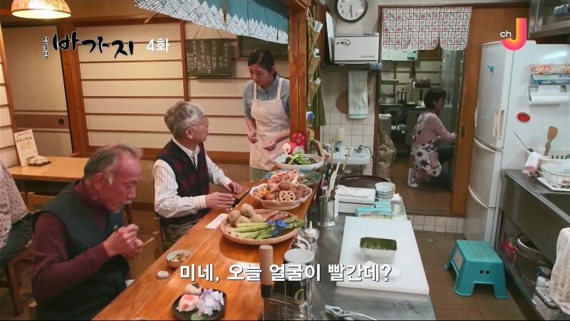 여주인을 안주 삼아 술을 마시는 단골할배들_1.jpg