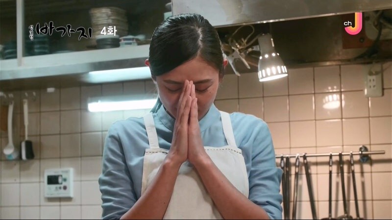 여주인을 안주 삼아 술을 마시는 단골할배들_17.jpg