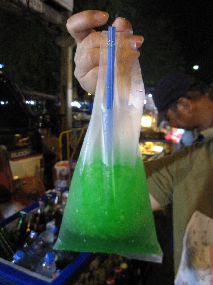 플라스틱 빨대가 금지된 태국의 봉지 음료_1.jpg