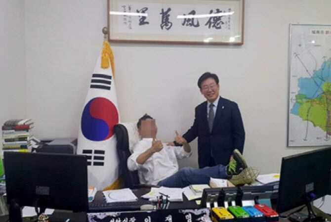 2찍 필독) 서민한테 술 따라주는 대통령 이재명❤️_2.jpg
