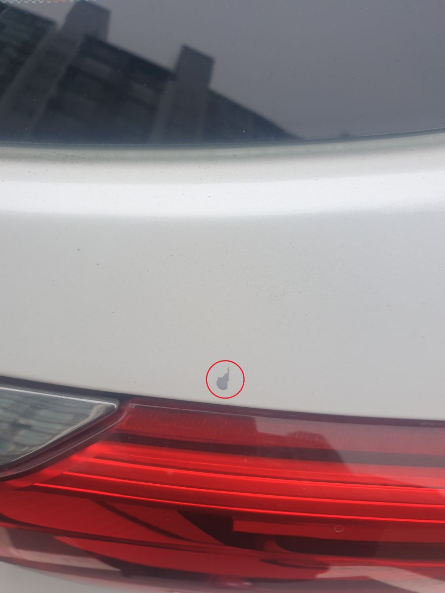 아파트 도색 중 제 차에 페인트가 몇 방울 튀었습니다...._1.jpg