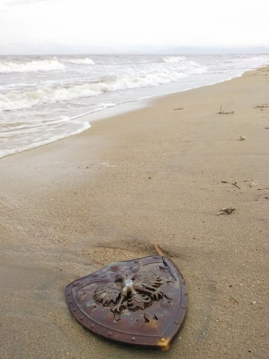 해변을 걷다 발견한 용사의 방패.jpg_3.jpg