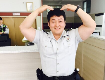 조폭을 맨손으로 잡는 경찰.jpg_5.png