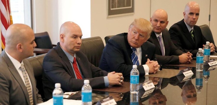 오목 방어에 성공한 트럼프.jpg_1.jpg