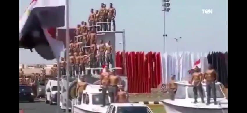 특이한 이집트군의 열병식.jpg_4.jpg