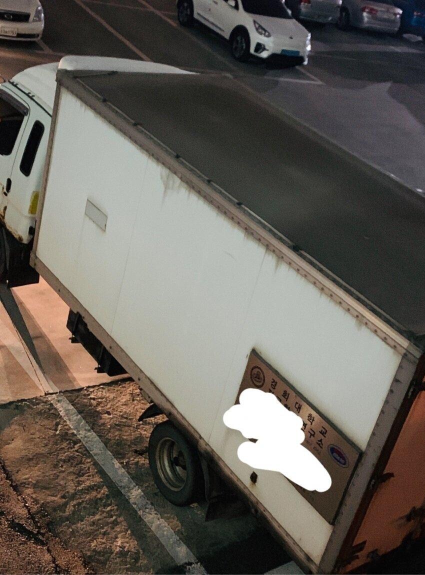 트럭 짐 칸에서 사람 소리 나길래....._2.jpg