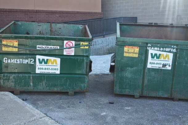 미국 유명 게임매장 쓰레기통_1.jpg