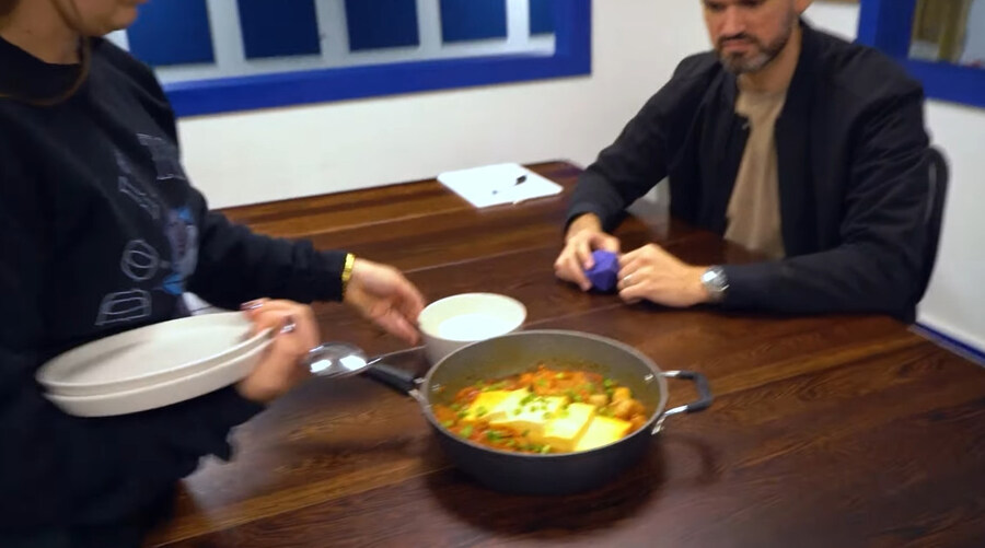 한국 음식 티어 정리 하는 미국 유튜버_17.jpg