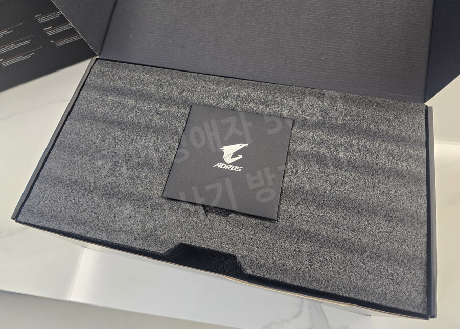 기가바이트 RTX5090 어로스 마스터 개봉기 [5090어마]_4.jpg