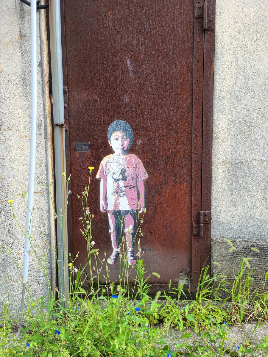 일본, 녹슨 문에 붙어 있는 아이의 사진? 그림?_1.jpg