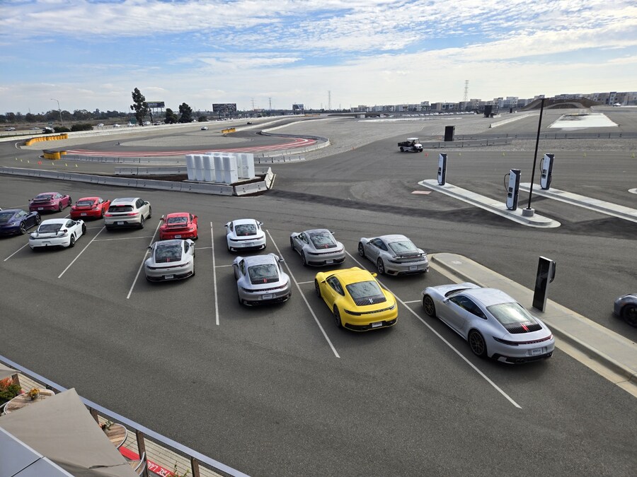 포르쉐 익스피어런스 센터에서 대충 사묵는 햄버거;ㅎ_3.jpg