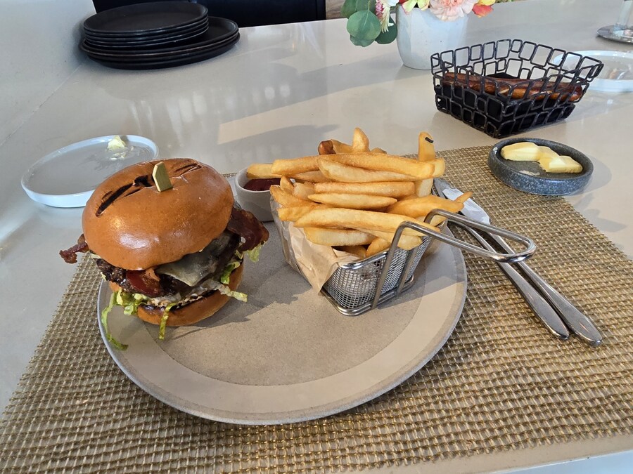 포르쉐 익스피어런스 센터에서 대충 사묵는 햄버거;ㅎ_10.jpg