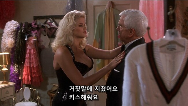 개쩌는 금발거유 미녀의 치명적인 매력_2.png