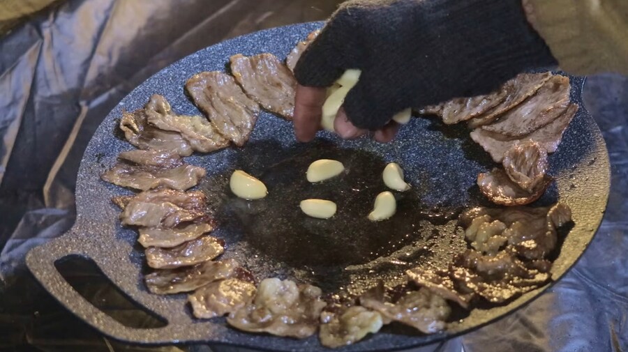 -5°C에 텐트에서 한국식 바베큐 하겠다는 외국인_4.jpg