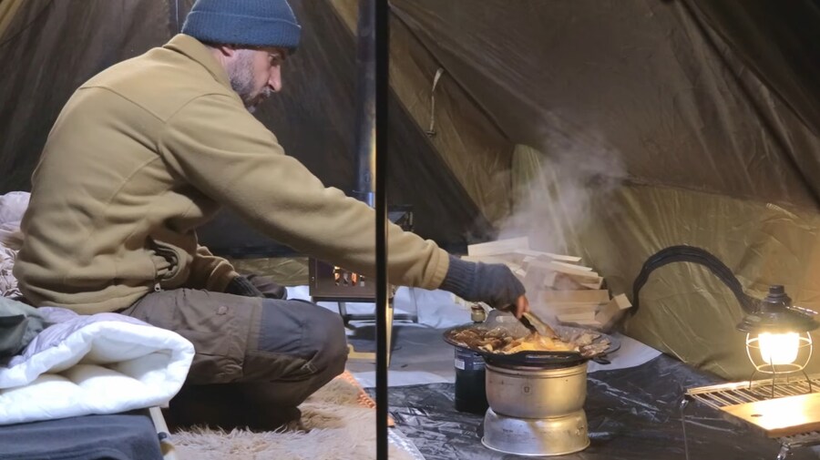-5°C에 텐트에서 한국식 바베큐 하겠다는 외국인_10.jpg