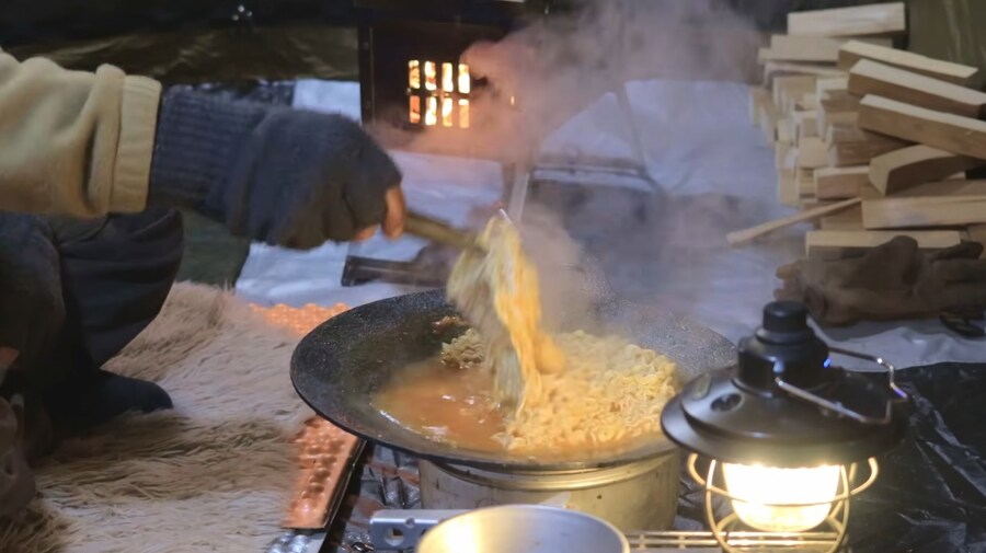 -5°C에 텐트에서 한국식 바베큐 하겠다는 외국인_27.jpg