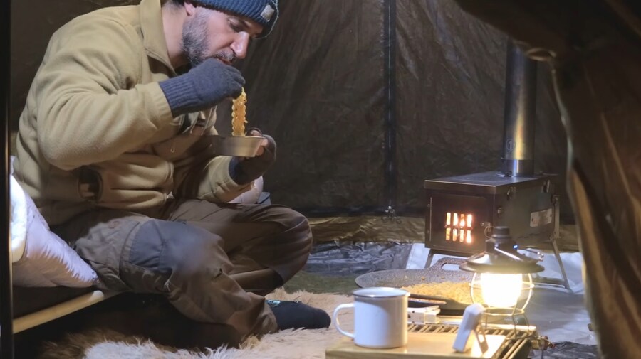 -5°C에 텐트에서 한국식 바베큐 하겠다는 외국인_30.jpg