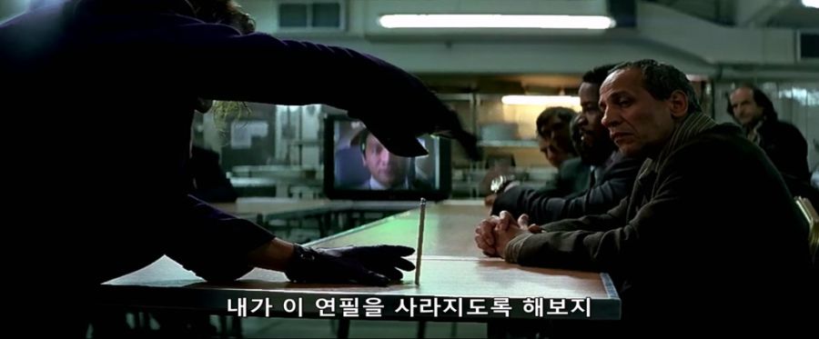 [배트맨]마술을 선보이는 조커_3.jpg