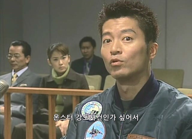 길 가던 무고한 시민을 붙잡아서 강도로 만든 형사_27.jpg