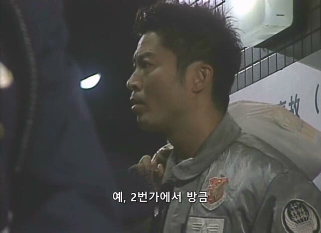 길 가던 무고한 시민을 붙잡아서 강도로 만든 형사_44.jpg