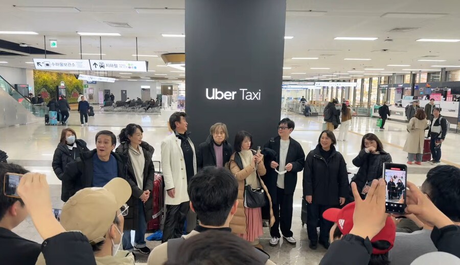 김포공항에 마스크맨 바이오맨 입국_1.jpg