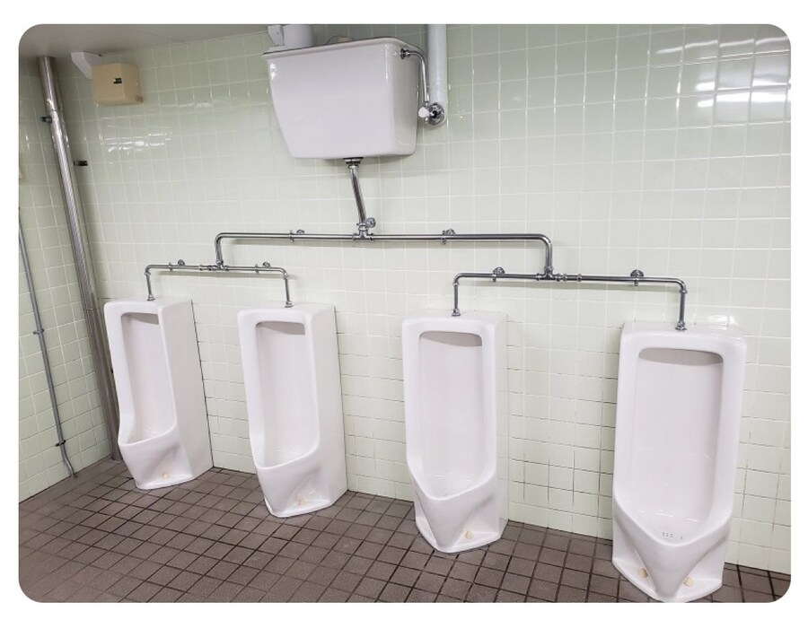 남자들 경쟁심을 자극하는 화장실_1.jpg