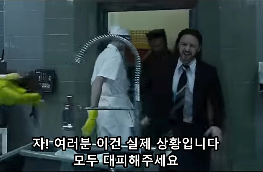영화) X맨 - 찰스 "우린 폭력은 절대 사용하지 않을걸세"_1.jpg