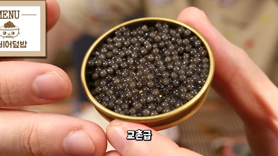 인생 첫 캐비어 먹방 하는 유튜버.jpg_21.png