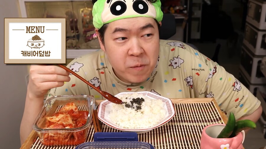 인생 첫 캐비어 먹방 하는 유튜버.jpg_52.png