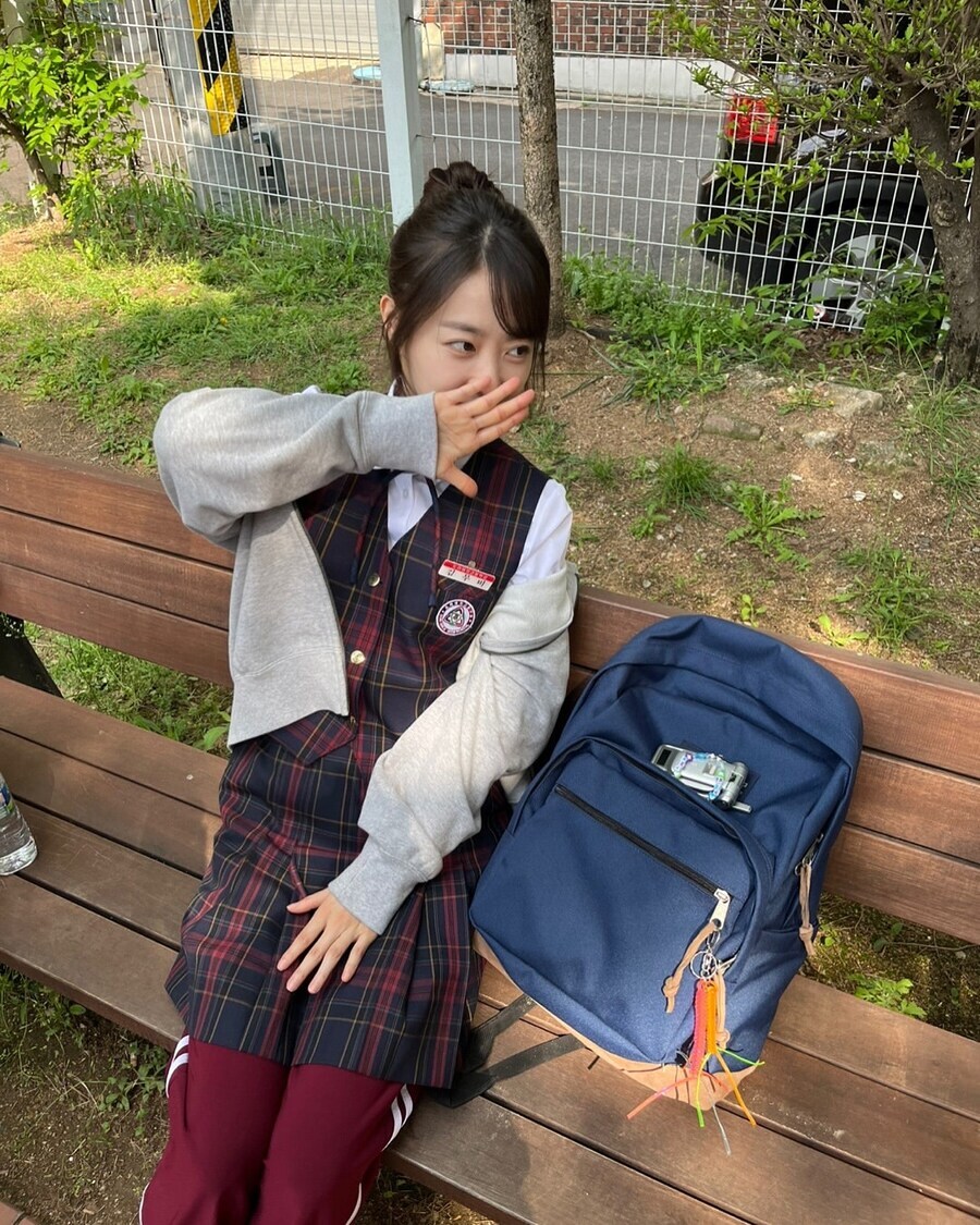 35살 먹고 주책 맞게 교복 입은 여자_1.jpg