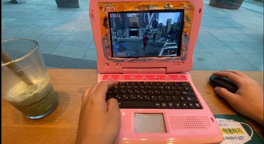 카페에서 콩순이 컴퓨터 하는 사람_1.jpg