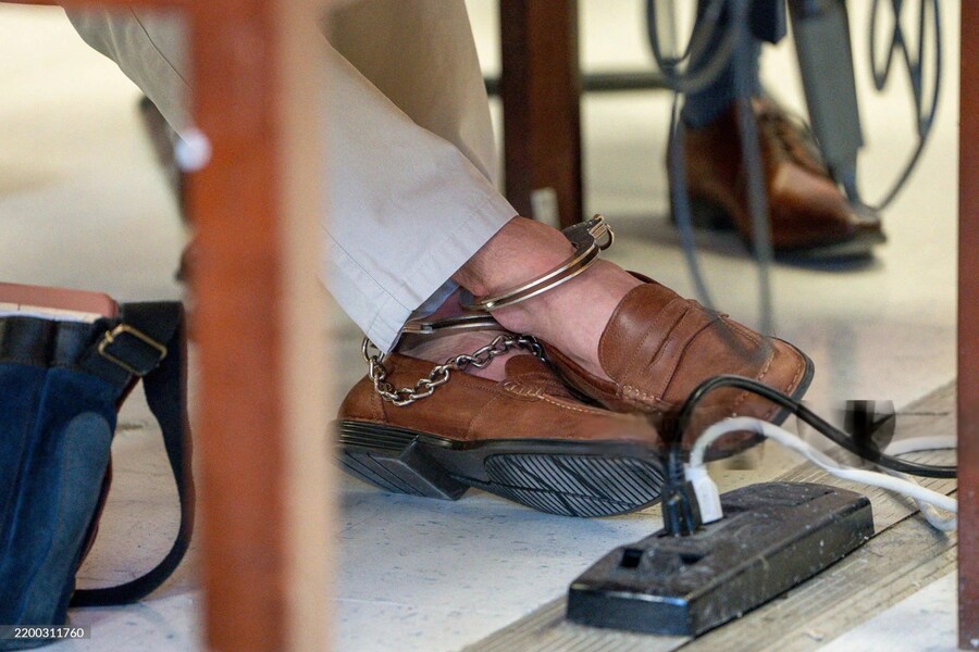 법정에서 족쇄찬 발도 섹시하다고 화제인 루이지 만지오네_1.jpg