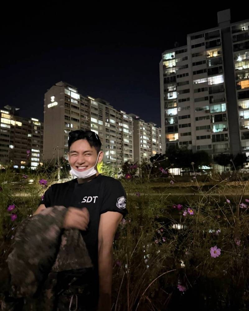 군대가서 체형이 변했다는 BTS 뷔.jpg_1.jpg