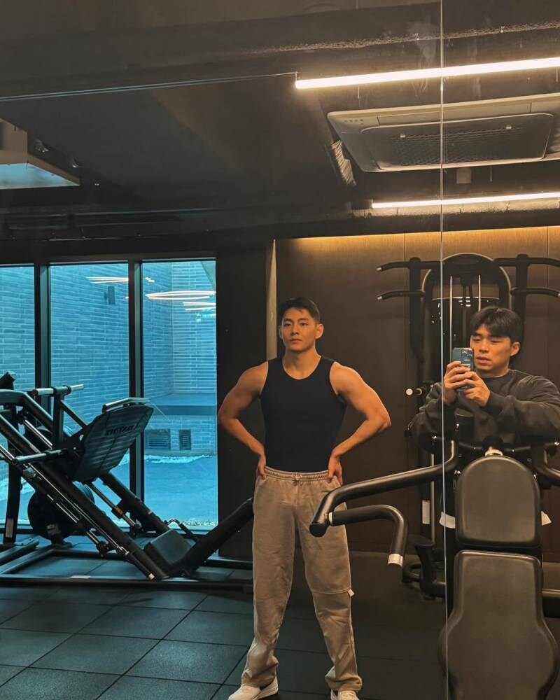 군대가서 체형이 변했다는 BTS 뷔.jpg_2.jpg