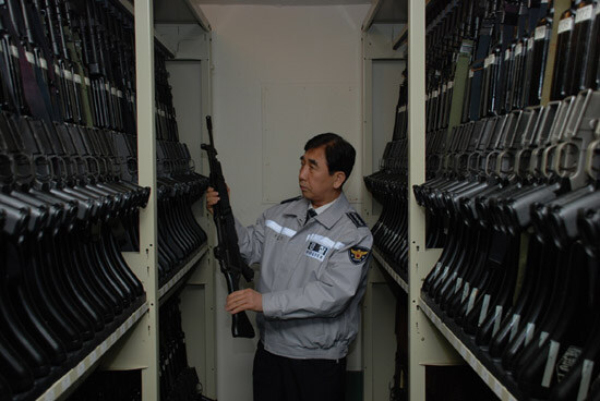 한국 좀비물에서 총을 구할때 가까운 경찰서를 터는 이유_1.jpg