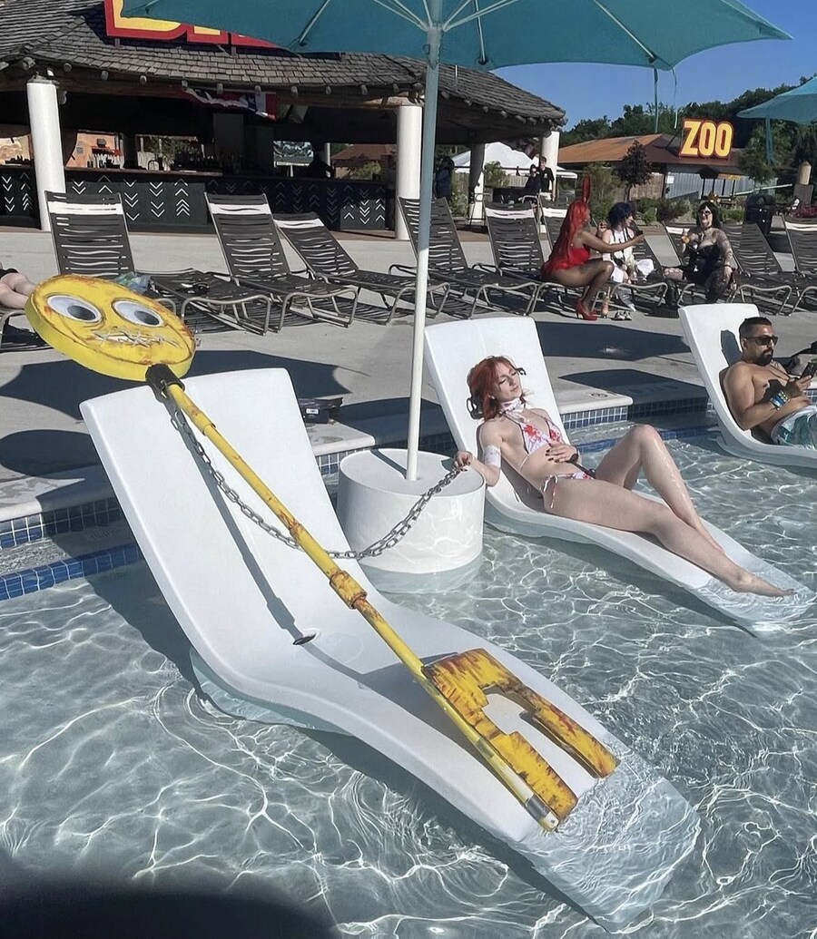 비키니 차림 여성이 스폰지밥 표지판에 목걸이를 걸고 선탠하는 짤_1.jpg