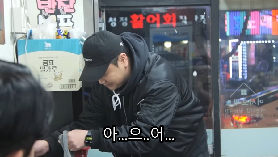 유머) 교수님에게 밥집에서 딱걸린 대학원생 윤남노 ㅋㅋ_16.jpg