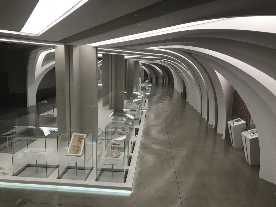 서울) 지하의 회랑같은 전시장_1.jpg