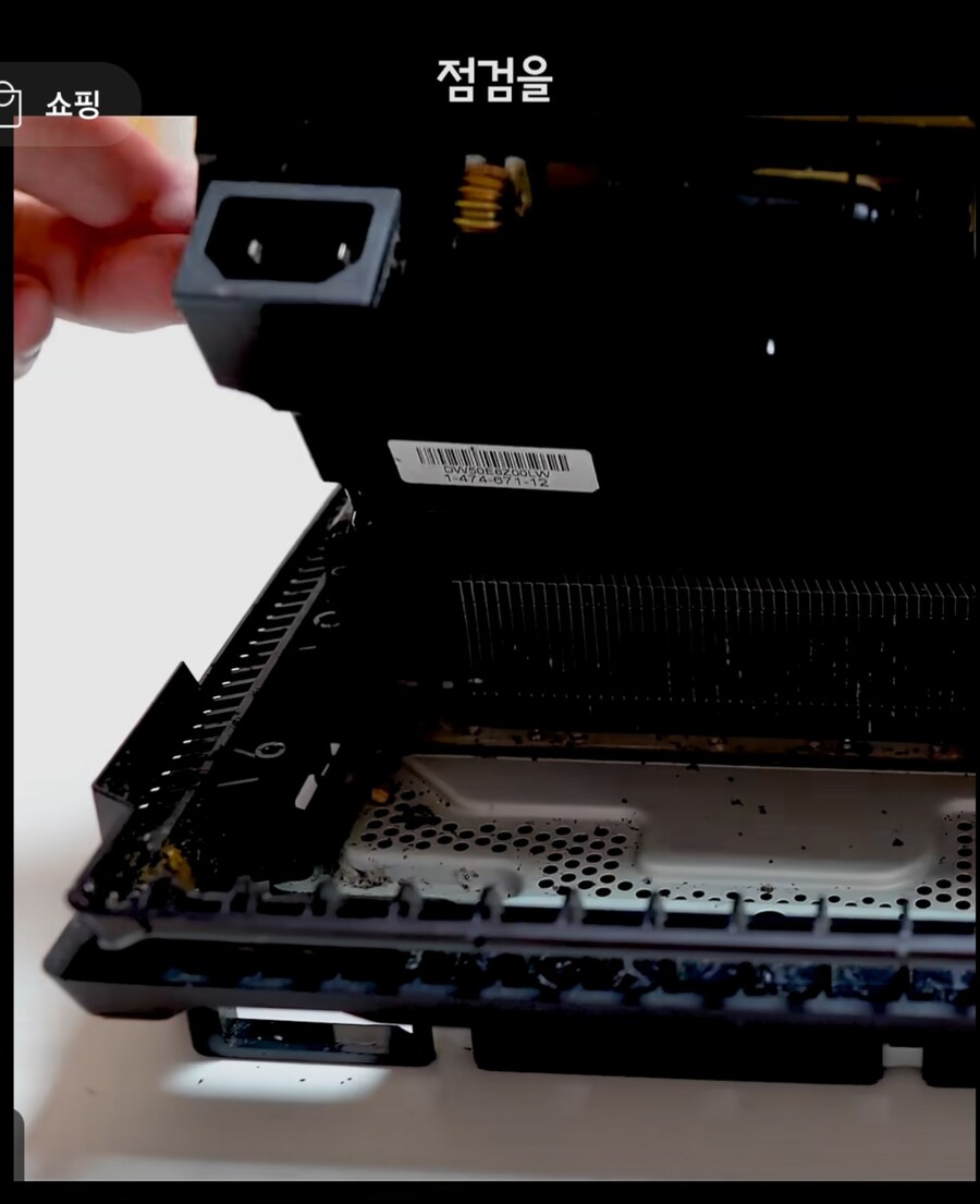 극혐주의)판매자가 고장난 플4프로와 게임CD를 만원에 판 이유.JPG_4.jpg